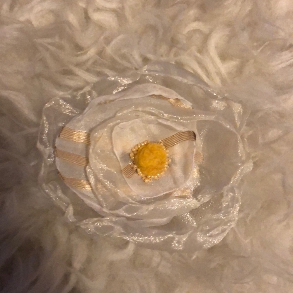 White and yellow hair pin